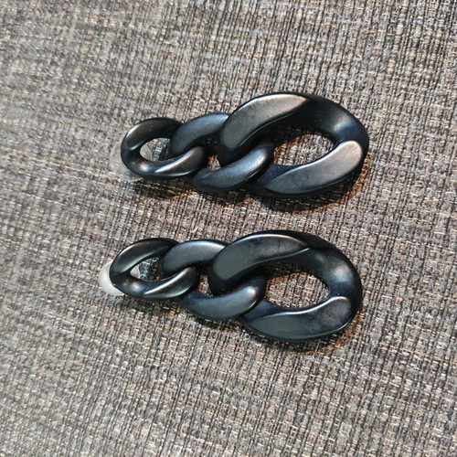 Black earrings like new