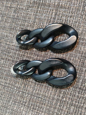 Black earrings like new