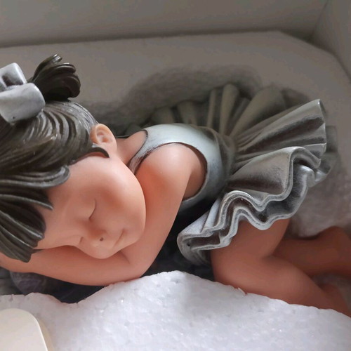 Collectible porcelain figurine Mientras Descanso Nadal Studio new