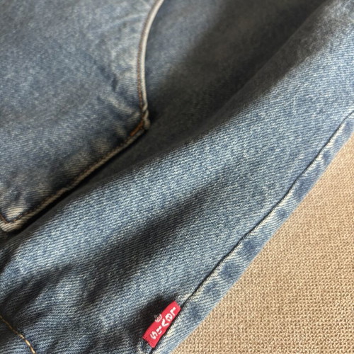Levi's denim vest size L with quilted lining like new, blue