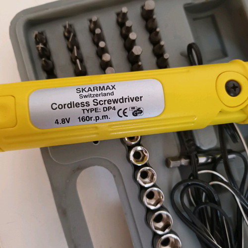 Επαναφορτιζόμενο ηλεκτρικό κατσαβίδι Skarmax 4.8V σαν καινούργιο με 8 καρυδάκια και 27 μύτες