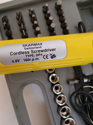 Επαναφορτιζόμενο ηλεκτρικό κατσαβίδι Skarmax 4.8V σαν καινούργιο με 8 καρυδάκια και 27 μύτες