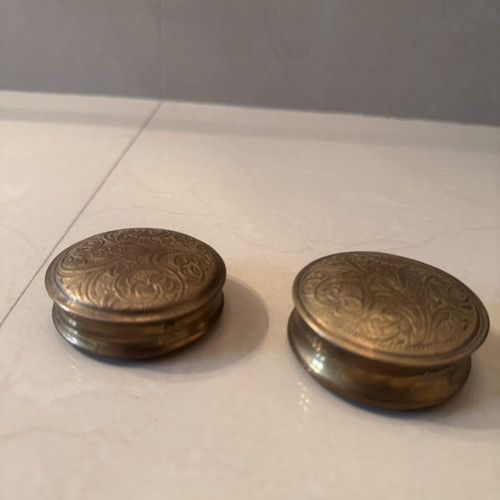 Two small brass boxes like new, diameter 5cm height 2cm