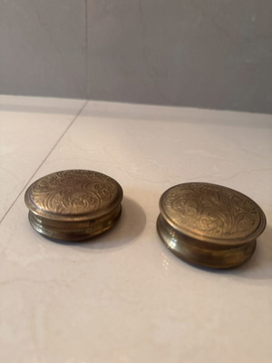 Two small brass boxes like new, diameter 5cm height 2cm