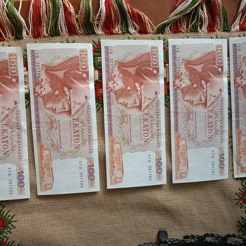 100 drachma banknotes like new in serial numbers
