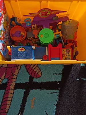 Super Zings figures with castle and 2 comics like new
