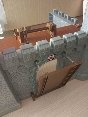 Castle with soldiers and horses like new