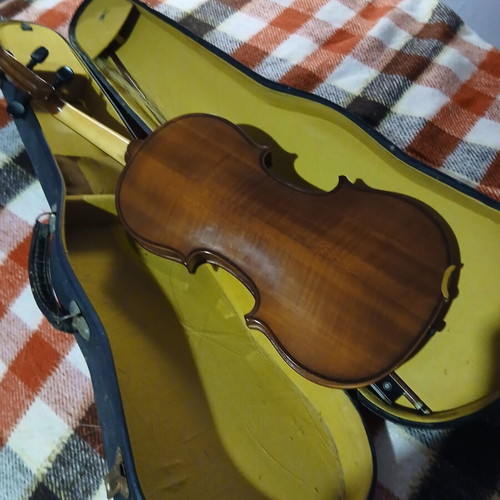 Cremona violin used, male with broken bow and strings