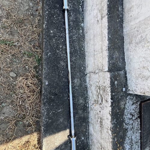 Homegym equipment used with Olympic 20kg bar, curl bar, and weight rack
