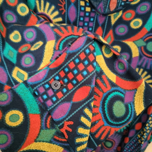 T-shirt like new, multicolor, fits medium and large