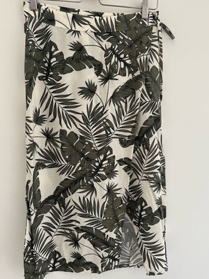 H&M καλοκαιρινή φούστα με tropical pattern, μέγεθος M, σαν καινούργιο