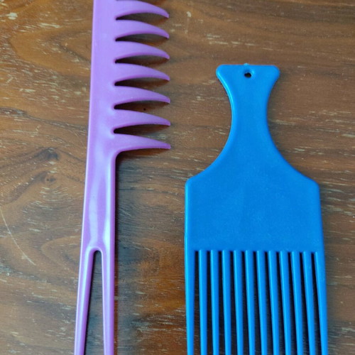 Comb set like new, blue and purple for hair care
