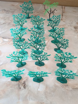Set of 17 plastic trees, 10 cm