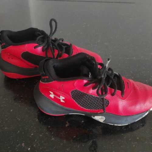 Under Armour kids basketball shoes used size 33.5