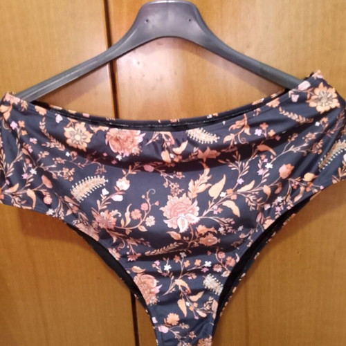 Floral bikini bottom like new, size XL, multicolor
