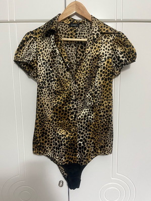 Leopard bodysuit-shirt like new with satin look, size S