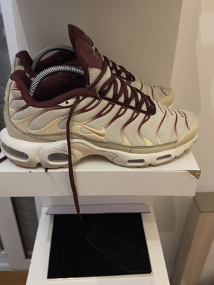 Nike Air Max TN sneakers μεταχειρισμένα, μπεζ και χρυσαφί, μέγεθος 44