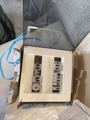 Ηλεκτρολογικός πίνακας Hager 2x12 θέσεων χωνευτός καινούργιος με διακόπτες Siemens