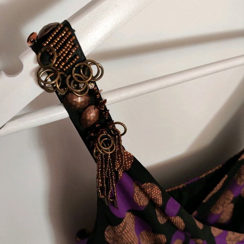 Women's dress like new, size L, with chiffon ruffles and circular patterns