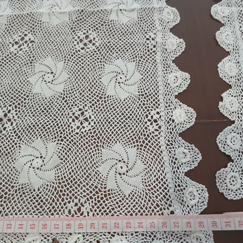 Vintage crochet and embroidered set of 3 pieces – 2 doilies & round cover
