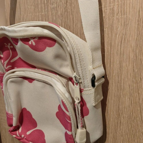Quicksilver crossbody shoulder bag used, white pink