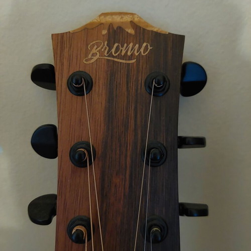 Acoustic Guitar Bromo like new, no case included