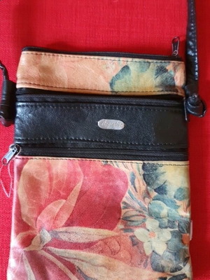 Τσάντα χιαστί Argentina με λουλουδάτο δέρμα, μαύρη, σαν καινούργιο