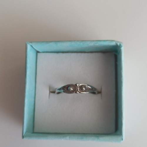 Vintage thin silver ring like new with embossed design