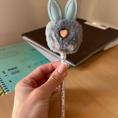 Pen with fur detail like new