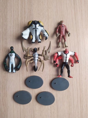 Ben 10 aliens figures used, set of 5 with bases