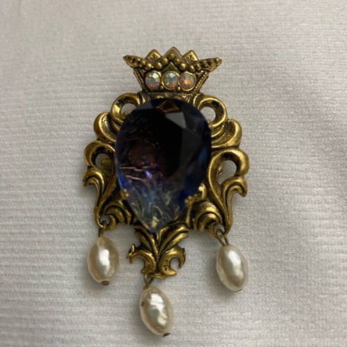 Vintage brooch with blue stone and pearls, like new, gold tone