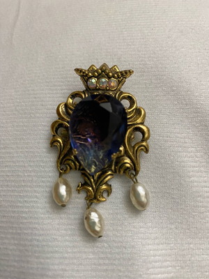 Vintage brooch with blue stone and pearls, like new, gold tone