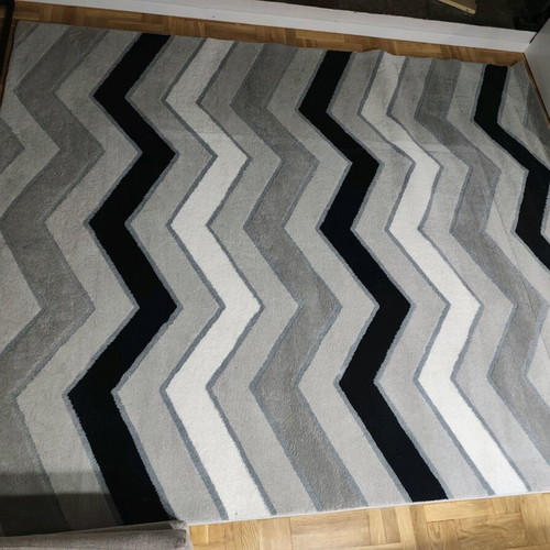 Rug like new 2.10x2.60 in white, gray and black shades