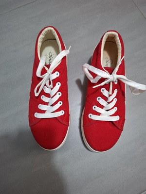 Red fabric sports shoes, size 39