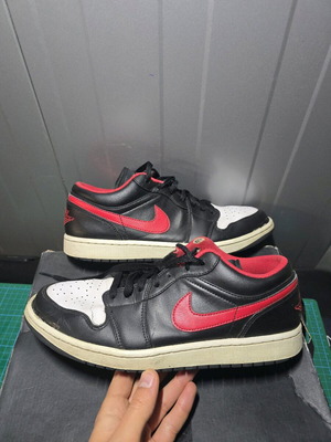 Оригинални мъжки обувки Nike Air Jordan 1 Low употребявани, размер 45, черно и червено