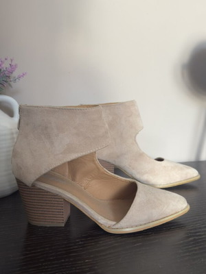 Ankle boots with side opening and thick heel, like new, beige, size 38