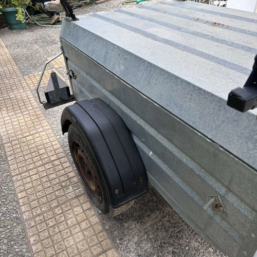 Car roof box used, lightweight with lid