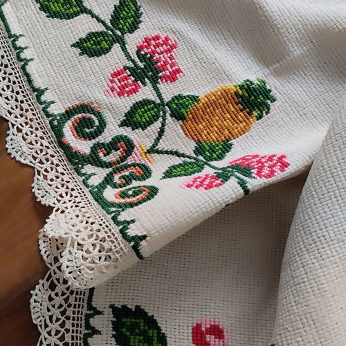 Vintage embroidered tablecloth hand-stitched, like new, 125x125 cm