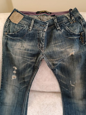 Attrattivo women's distressed Y2K jeans size 28