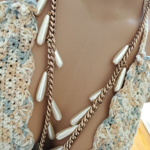 Necklace with teardrop pearls used, gold chain and white pearls