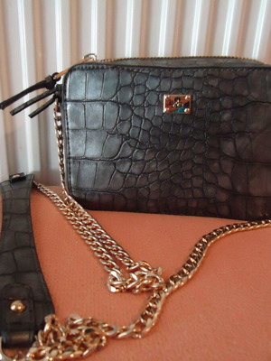 Black Crossbody Bag Women like new with 2 zippers