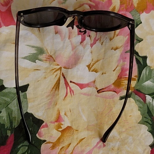 Sunglasses with purple mirror lenses