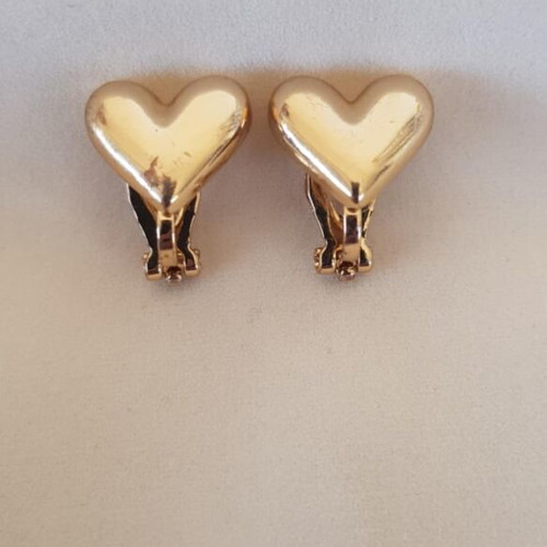 Clip-on earrings used with some imperfections
