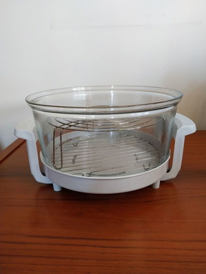 Genuine Comet glass oven bowl like new with 2 racks