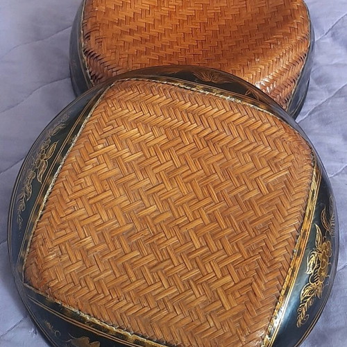 Japanese basket used, made of bamboo and black lacquer, hand-painted