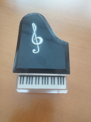 Vintage piano-shaped magnetic desk organizer Music Gifts like new