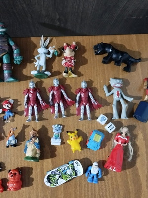 Figures and mini toys used, pack of 24 pieces