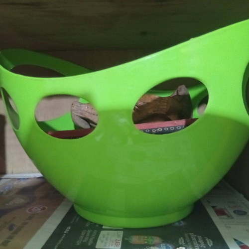 Plastic fruit bowl like new, elegant design