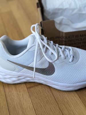Nike Running Revolution athletic shoes new, white size 39