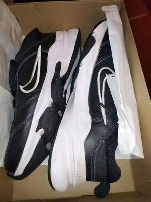 Nike kids sneakers size 36.5 like new, black with laces